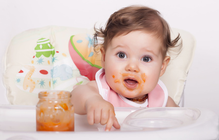 Image de l'article Bébé a 1 an : alimentation, langage, marche... est-il en retard ?