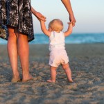 bébé marcher pieds nus