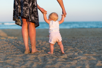 Image de l'article Pourquoi est-il bon pour les bébés de marcher pieds nus ?