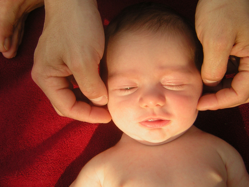 Image de l'article Apprendre à masser son bébé avec la crèche 