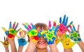 kind mit händen