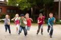 Gruppe Kinder läuft auf Schulhof