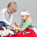 Kinder spielen Artz