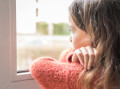 Enfant s'ennuyant durant un confinement