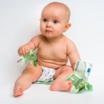 bébé entouré d'argent